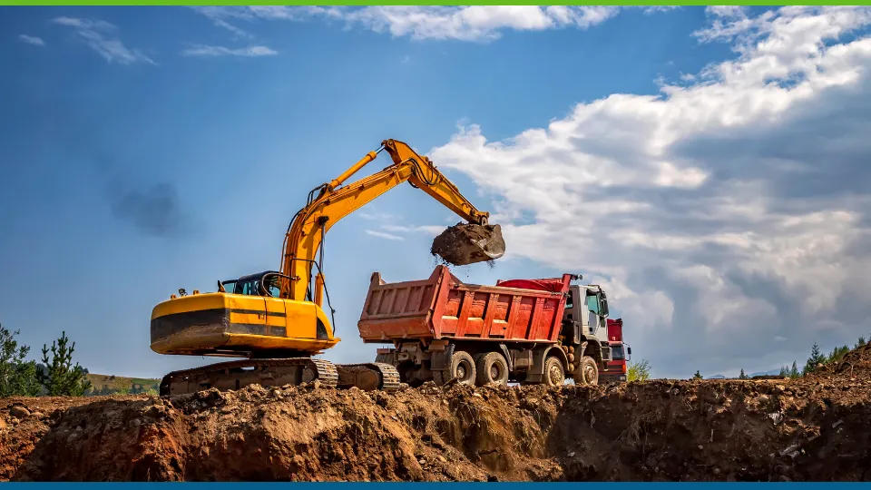 Pelle chargeant un camion sur un chantier