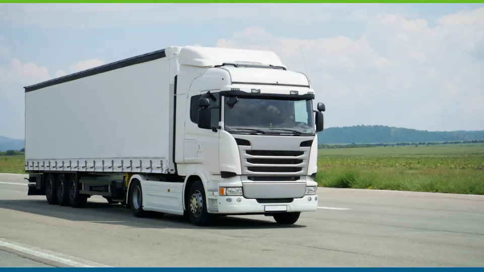 Camion blanc sur autoroute