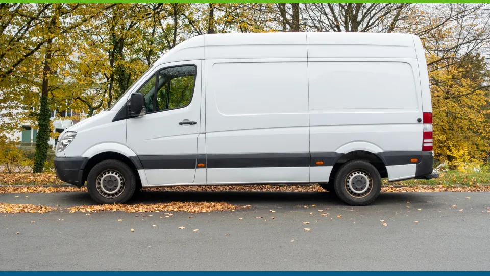 Utilitaire blanc de profil